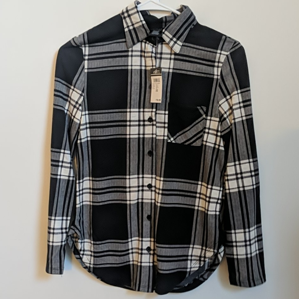 😍😍😍black and white plaid rue 21 top super soft
